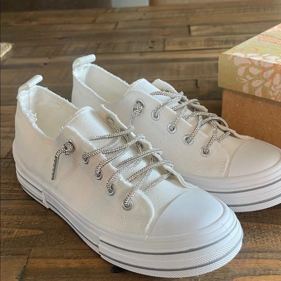 Very G White Women's Sneakers - Picture 2 of 6